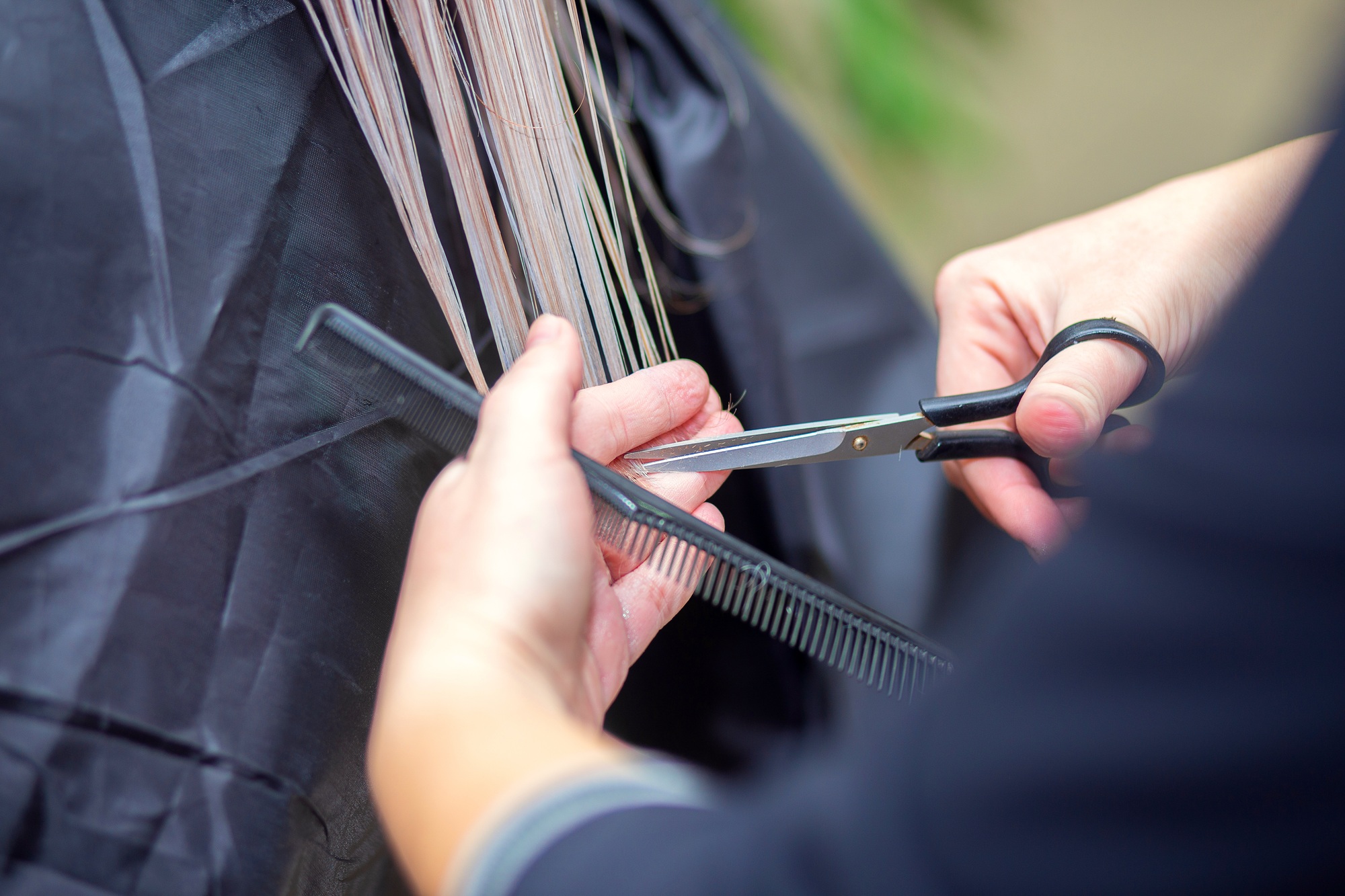 Inicio 4 Hairdresser cuts hair of female client in beauty salon